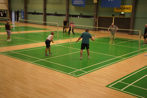 Borgere spiller badminton