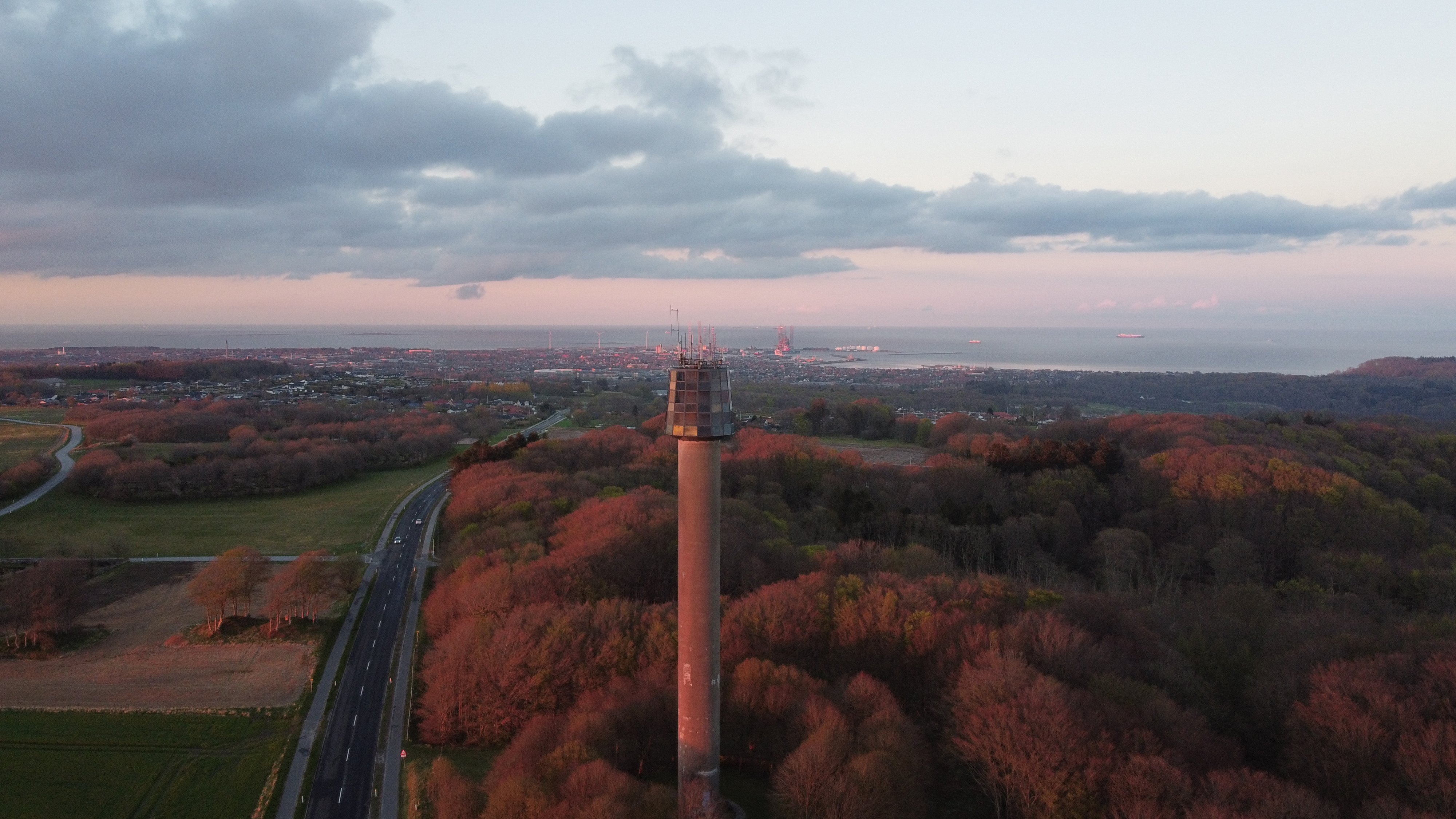 Cloostårnet fotograferet fra drone kort før solnedgang i maj måned