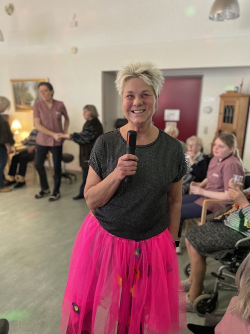 Social- og sundhedsassistent Hanne Jensen styrer aktiviteten