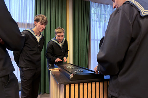 De værnepligtige spillede alt fra shuffleboard til bordfoldbold og rundt-om-bordet.