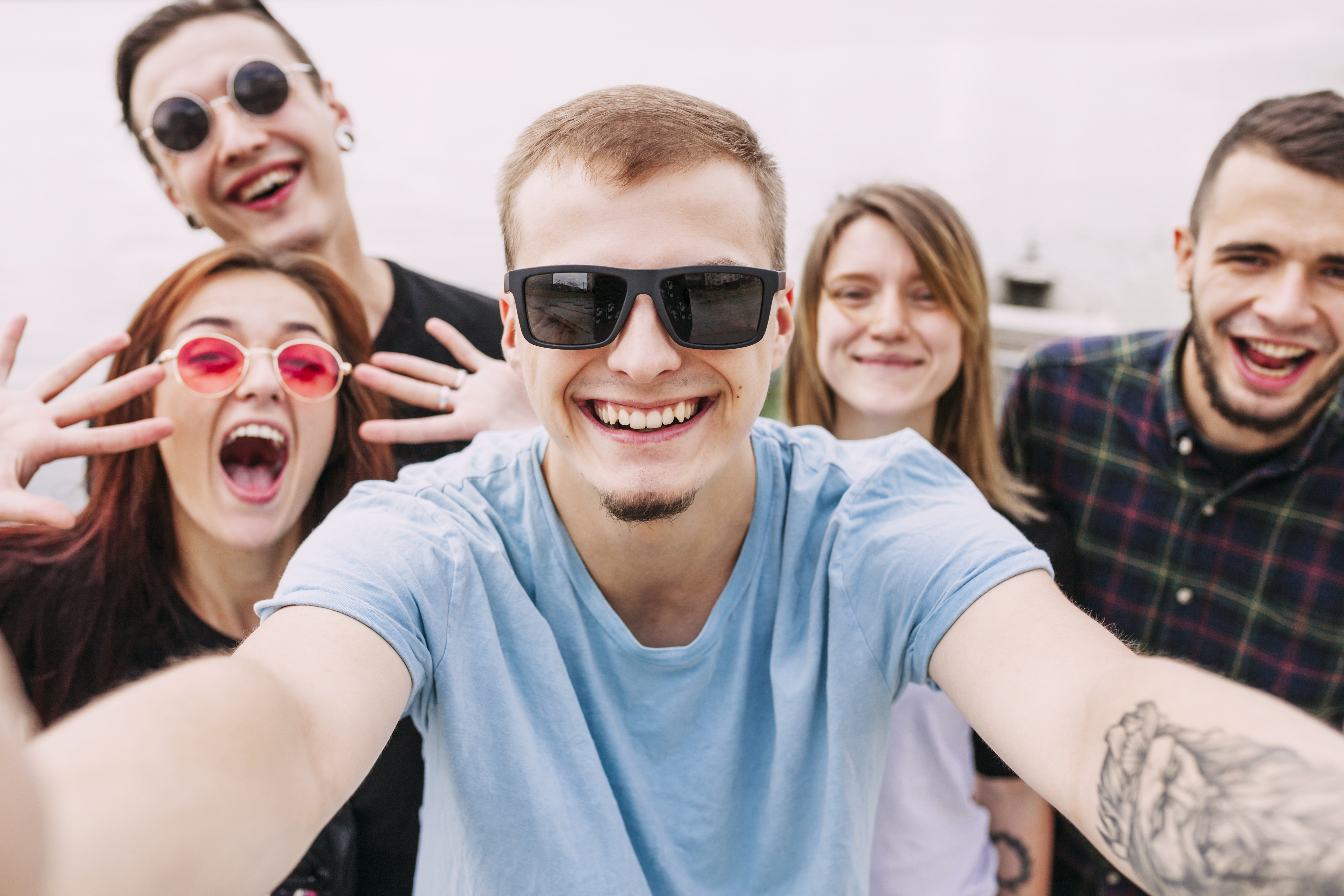 Selvfie af glade unge mennesker