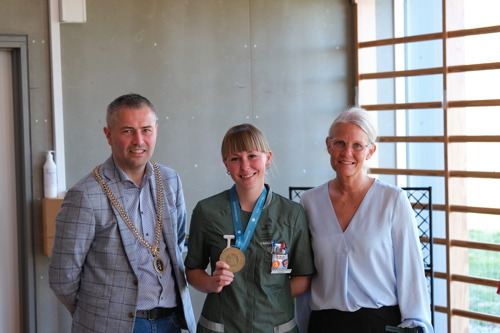 Borgmester Jon Andersen og centerchef Trine Vahlenberg Holmberg står ved siden af Caroline Kammer Olesen