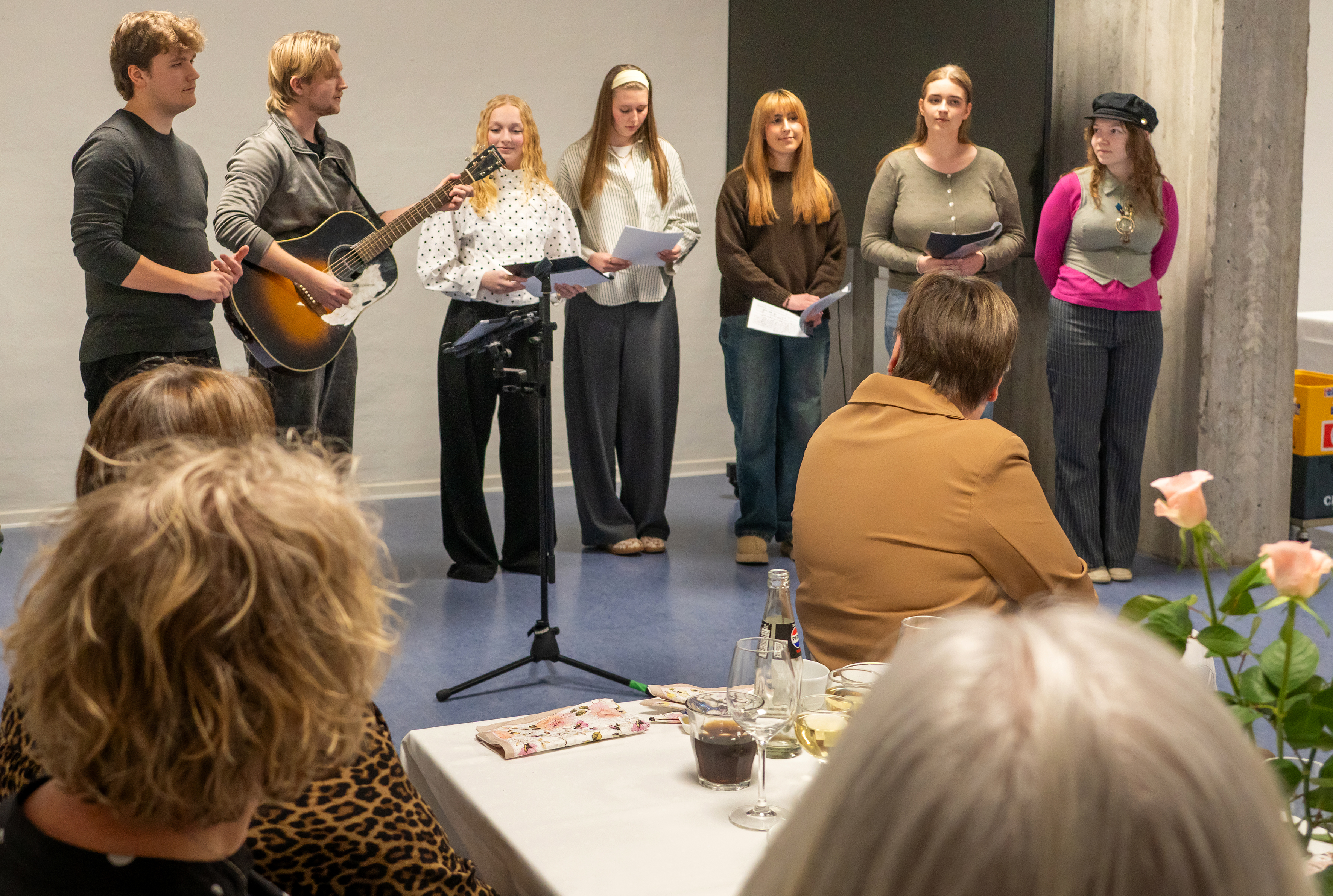 Koret Vox Øst spiller musik og synger for jubilarerne.