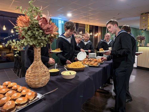 De værnepligtige hyggede over aftensmaden.