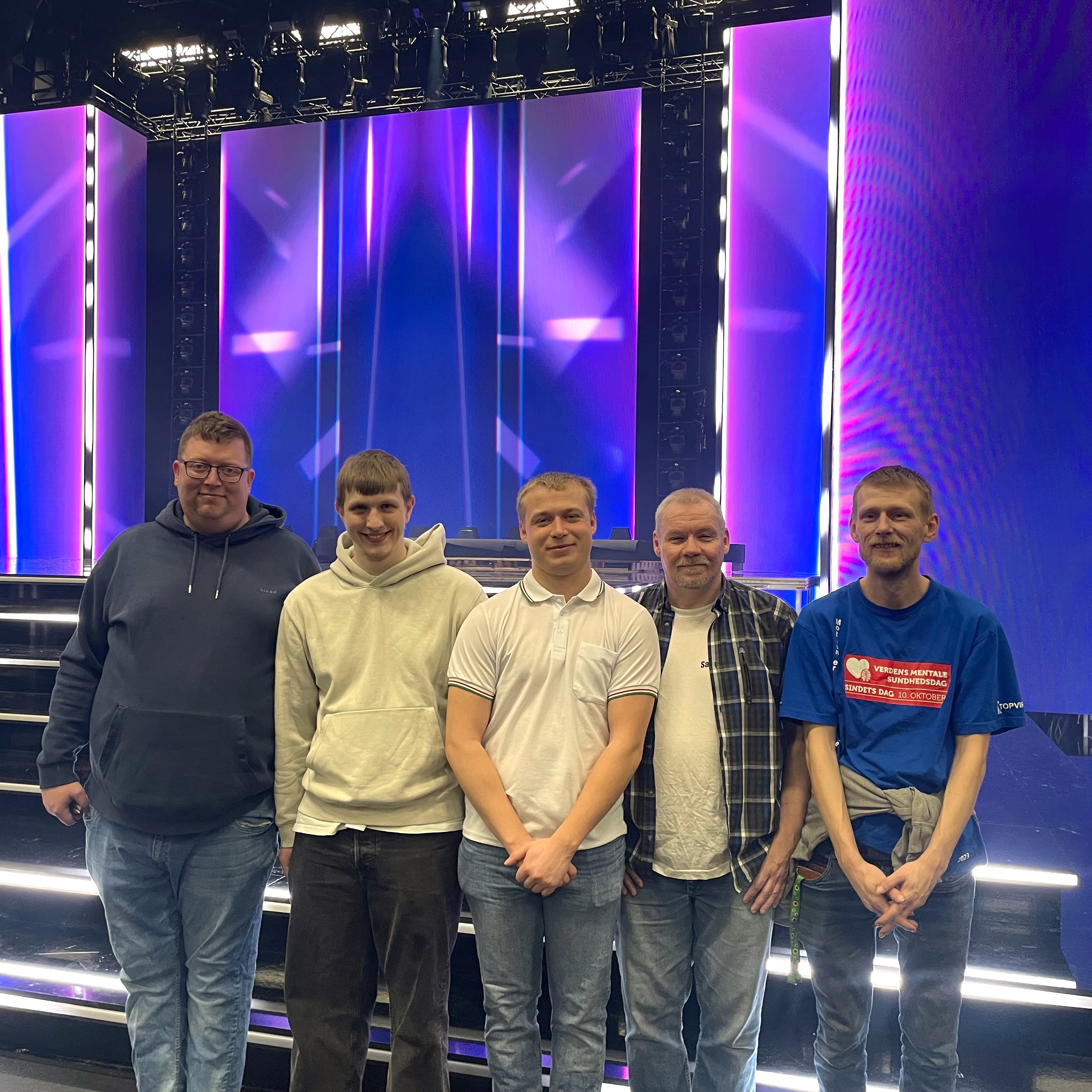 Fem frivillige hjælper med at gøre klar til Melodi Grand Prix i Arena Nord