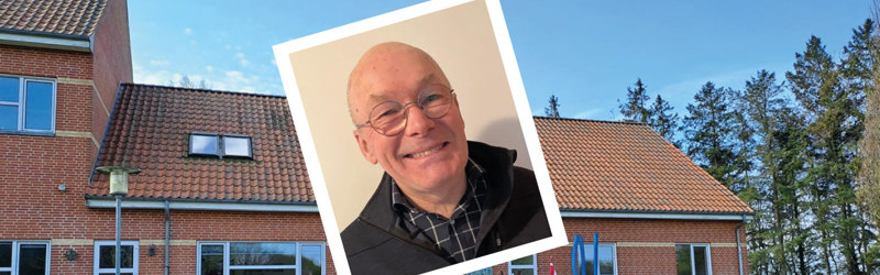 Billede af bibliotekar Knud Hjørnholm sat ind ovenpå billede af Dybvad Aktivitetscenter
