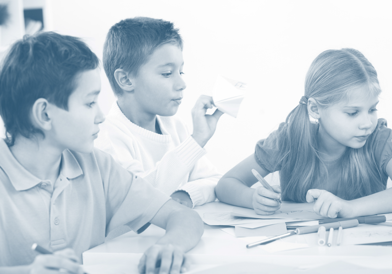 Sort-hvid billede af 3 skolebørn med tuscher og tegnepapir