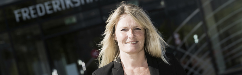 Borgmester Birgit S Hansen gående udenfor Frederikshavn Rådhus