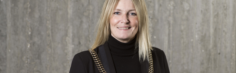 Portrætfoto af borgmester Birgit S. Hansen med borgmesterkæde - fotograf Linda Suhr
