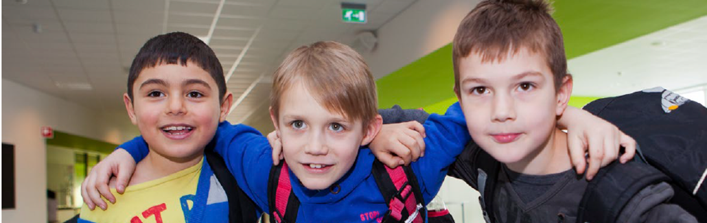 Tre friske skoledrenge