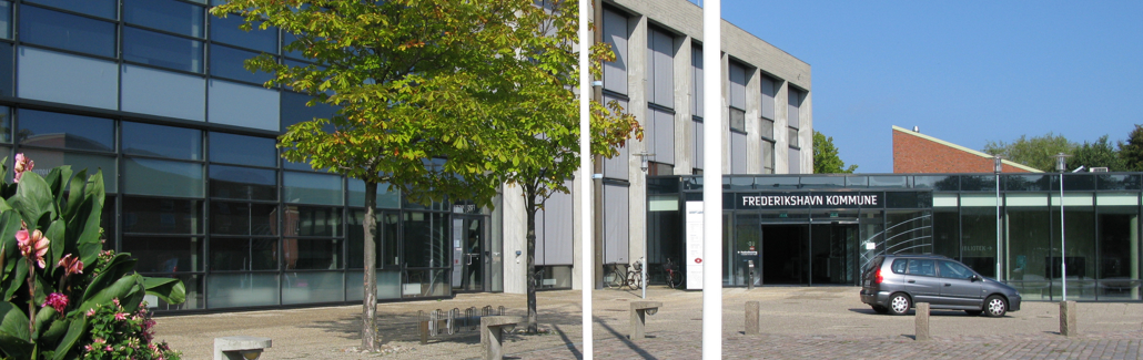 Hovedindgangen på Frederikshavn Rådhus