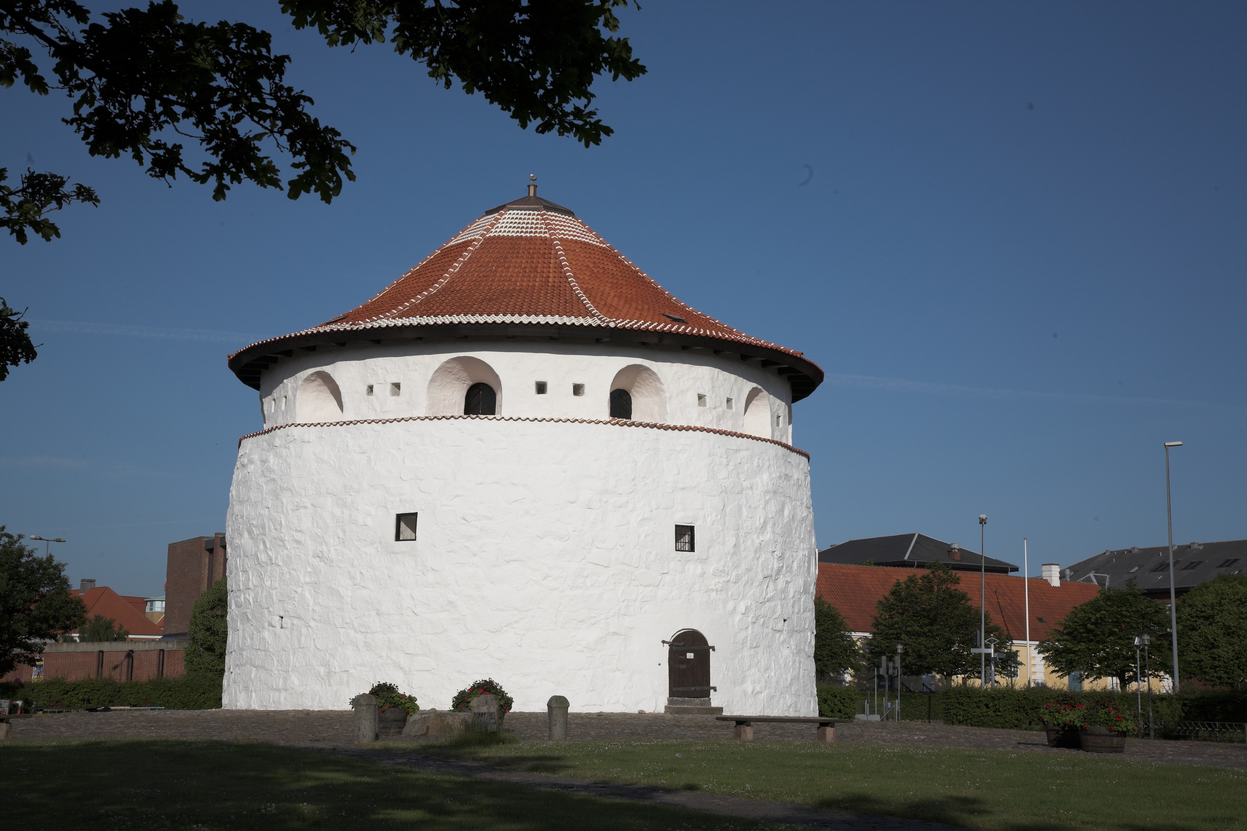 Krudttårnet under blå himmel.