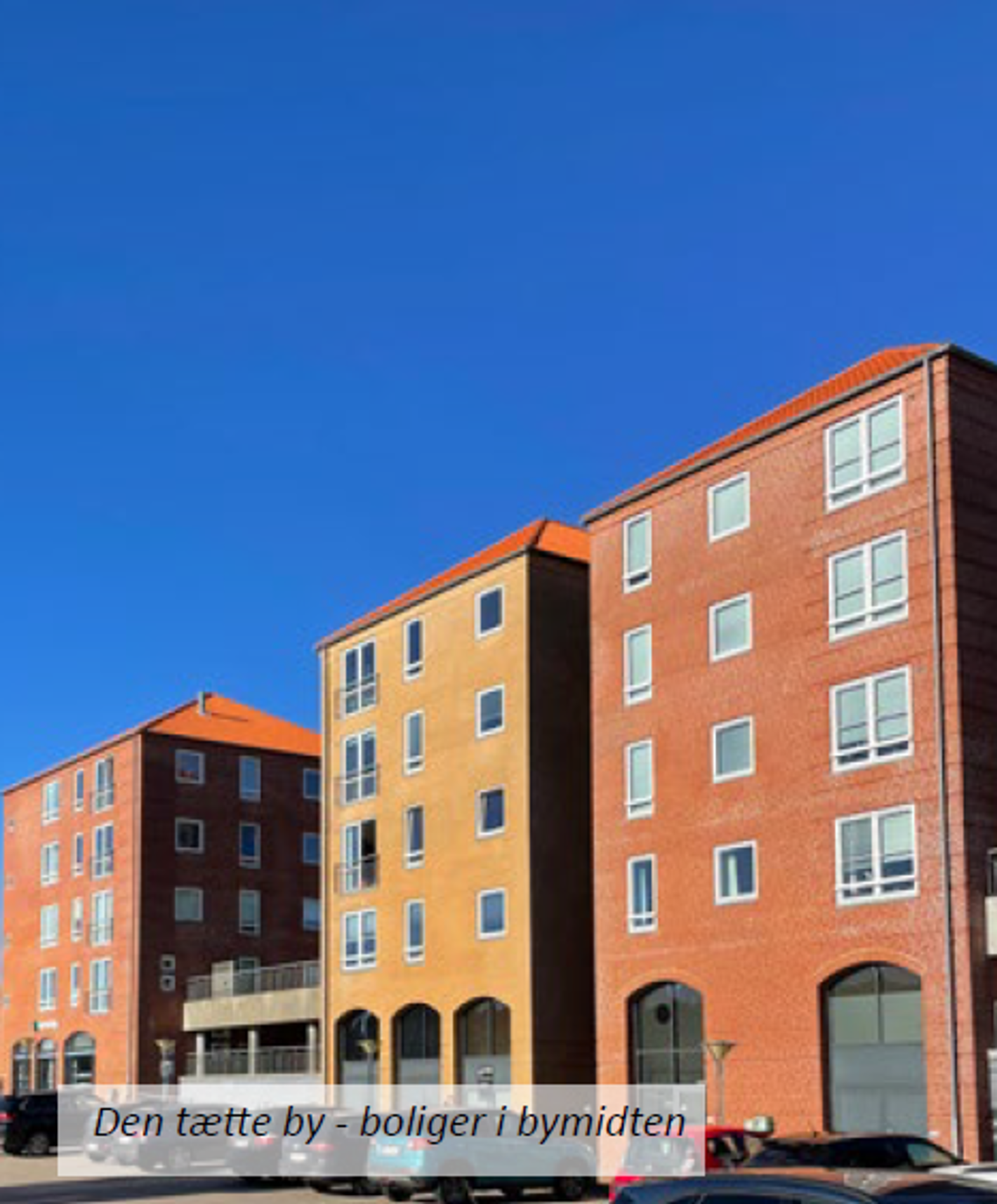 Foto af etageboliger i bymidten.