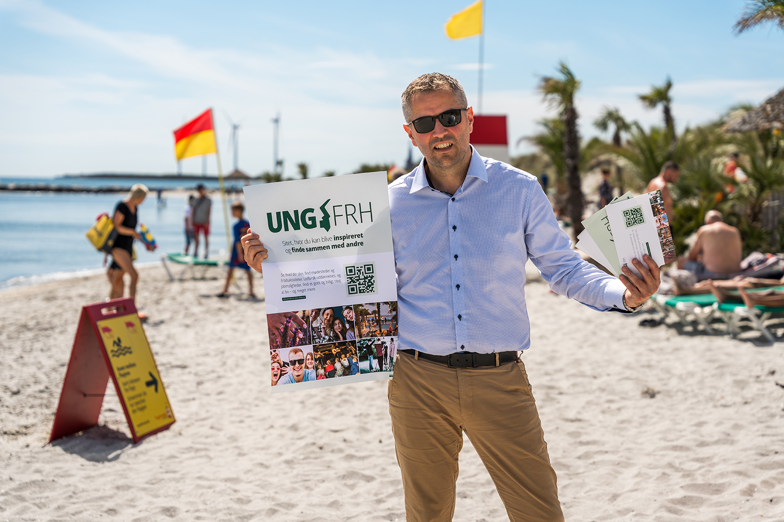 Borgmester Jon Andersen på Palmestranden med UNGfrh-plakater og -flyere