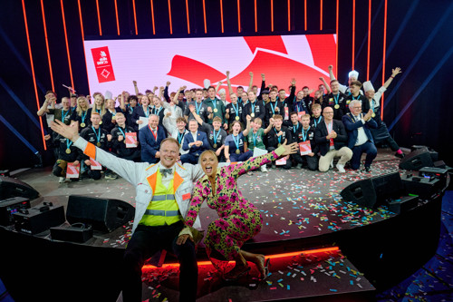 Fællesfoto af alle vinderne og værterne