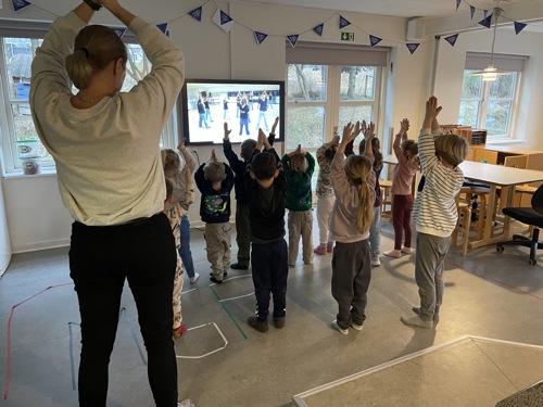 Børnehavebørn og en pædagog danser 