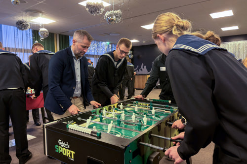 Borgmester Jon Andersen deltager i et spil bordfodbold med tre værnepligtige.