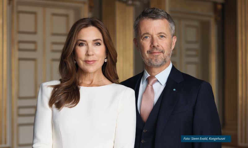 Officielt billede af Kongeparret med fotokreditering af Steen Evald