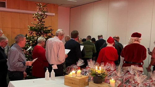 Foto af julesalmesang omkring juletræet på Hotel Viking i Sæby