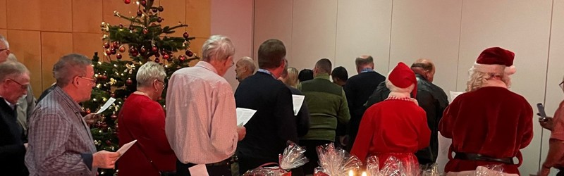 Foto af julesalmesang omkring juletræet på Hotel Viking i Sæby