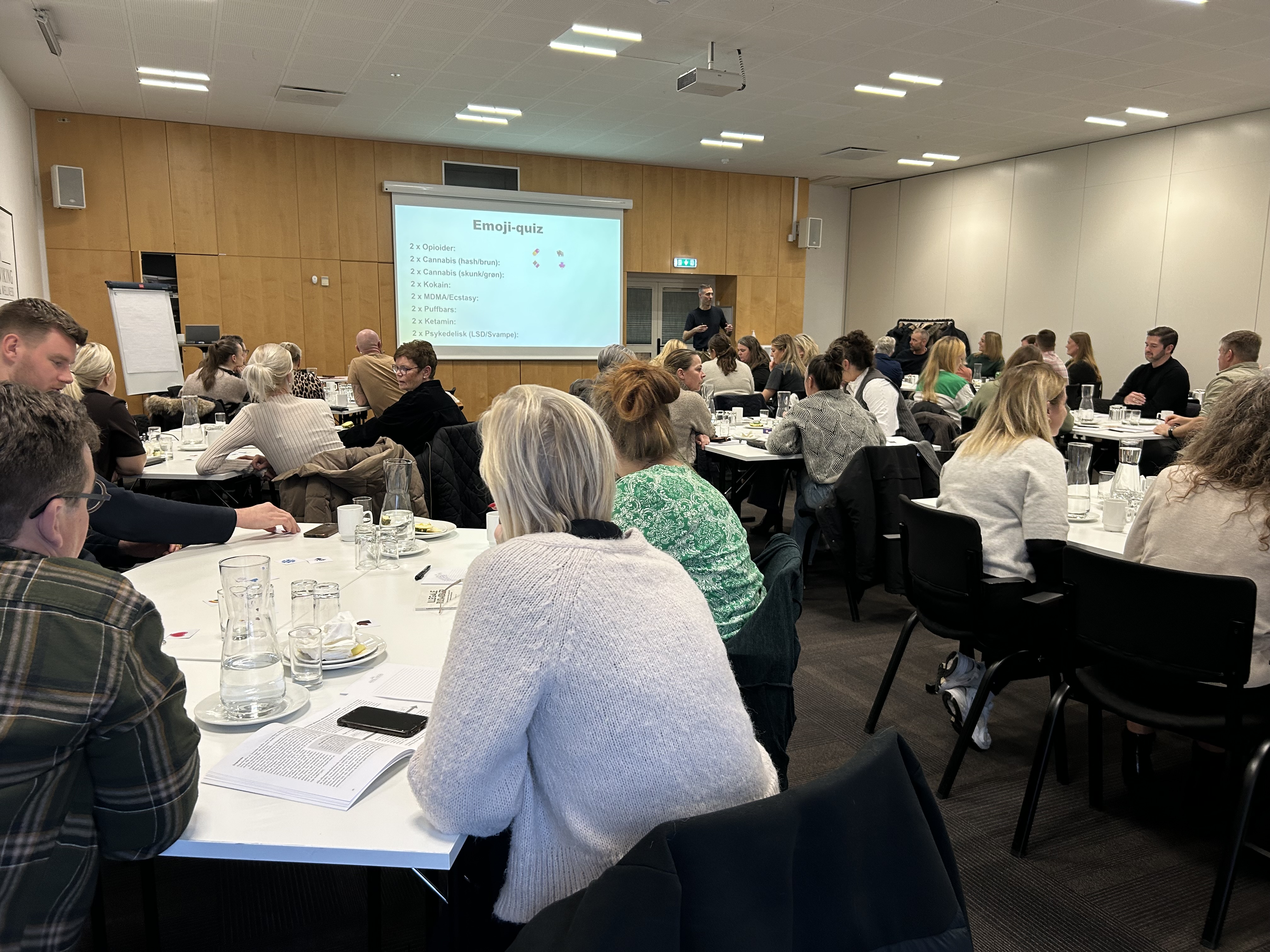 Rusmiddelekspert Søren Holm holder oplæg for kommunale fagpersoner og lærere fra Frederikshavn Handelsskole.