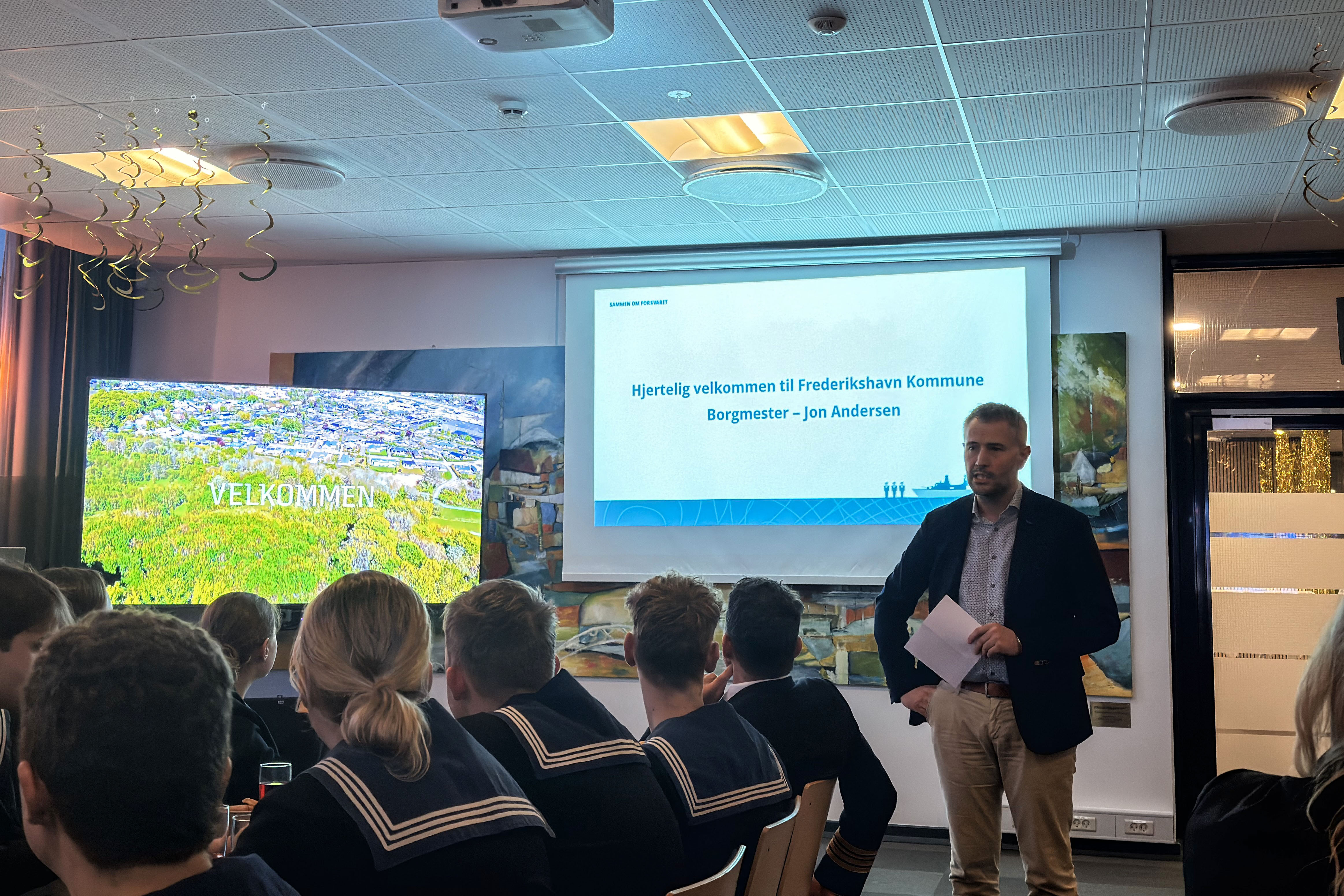 Borgmester Jon Andersen byder de værnepligtige velkommen til kommunen.